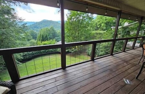 Franklin House | Mountain View Cabin+Hot Tub, 300mbps WiFi with fire pit and arcade games!