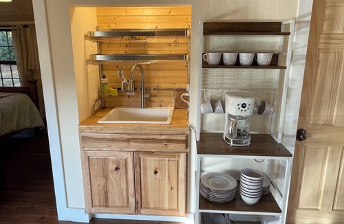 Clyde House | Mountain View Creekside Haven - pet friendly