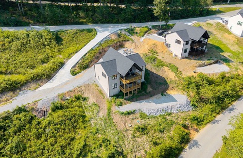 La Follette House | Mountain Views, Lake access, Brand new 6 BR 5Bath, Sleeps 18Pet Friendly