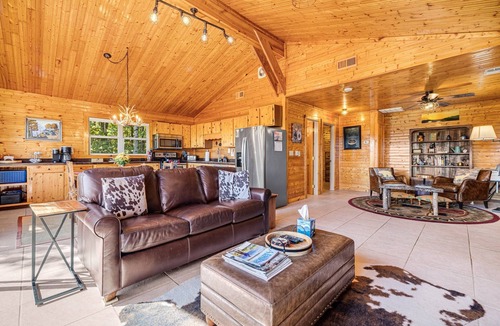 Waynesville Cabin | Mountain Vista | Hot Tub, Views & 2 Decks🌄 Near Waynesville + Biltmore Pass