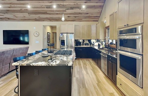 McHenry House | Mountain Whisper | Hot Tub, Fire Pit, Arcade Table