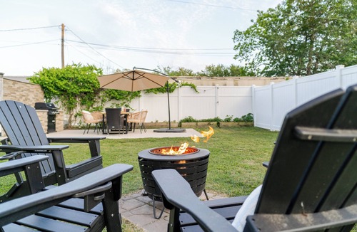 Jacksonville House | Movie Nights & Firepit-Coastal Retreat