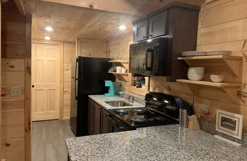 Travelers Rest Cabin | Mtn Cabin Getaway-Best Location! -Hike-Bike-Winery-Fire Pit-Screened in Porch