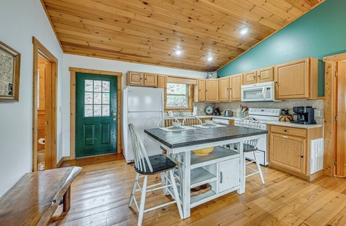 Bryson City Cottage | Mtn-view Bryson City Cabin: 1 Mi to Deep Creek!