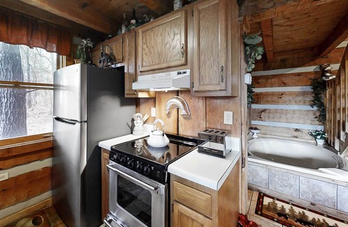 Smoky Mountains House | Mtn View Cabin, Sleeps 4・N the Woods・Deck・Hot Tub
