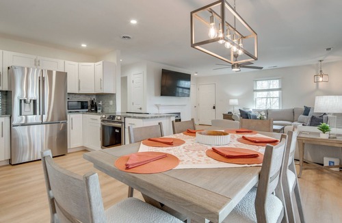 Laurel Park House | Mtn-View Deck! Modern Retreat Near Jump Off Rock