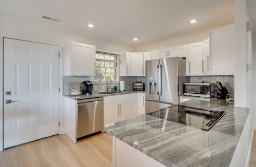 Laurel Park House | Mtn-View Deck! Modern Retreat Near Jump Off Rock