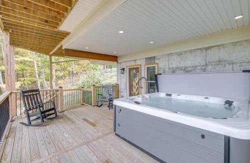Caldwell House | Mtn Views & Spacious Deck! Modern Caldwell Getaway