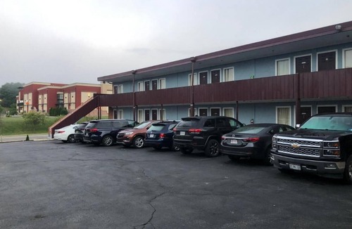 Grissom - Highland Hotel | Multiple Beds Non Smoking, Red Carpet Inn, Complimentary Parking, Blacksburg VA