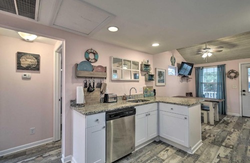 Myrtle Beach House | Myrtle Beach Bungalow with Private Hot Tub!