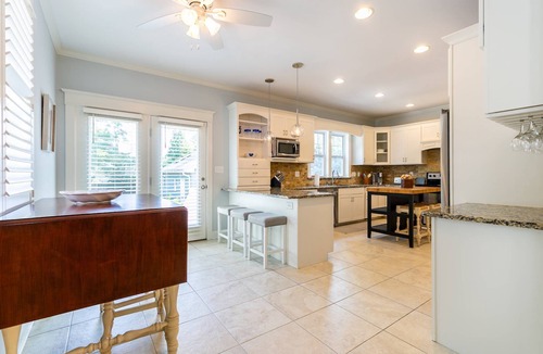 West Annapolis House | Navy Weekend Haven, Family-Friendly Luxury Home w Fenced-in Backyard & Parking