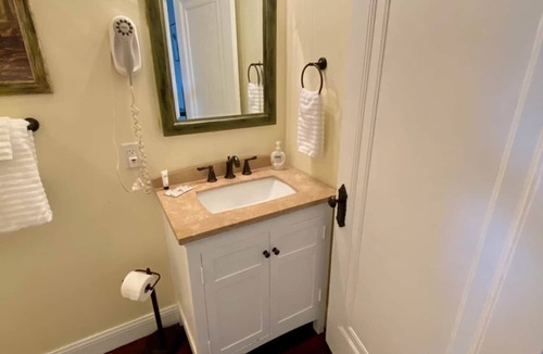 Leitchfield Apartment | Neapolitan Room 🚭 @ Twin Lakes Creamery