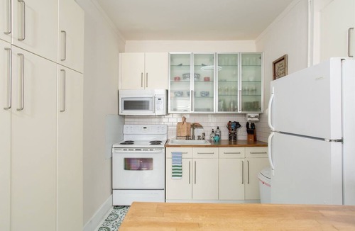 Hillsboro Village Apartment | Near Belmont & VUMC · 1BR Sleeps 4 · 1920s Condo