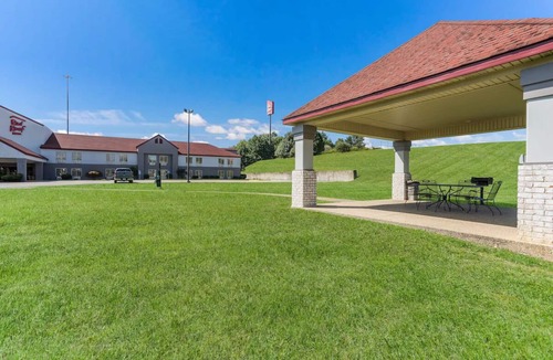 Pittsburg Apartment | Near Cumberland Star Riverboat! Pet-friendly Property with Free Parking Onsite!