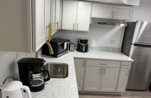 White Oak House | Near DC 5 bdrm 4.5 bth 11 beds 2 kitchens &parking