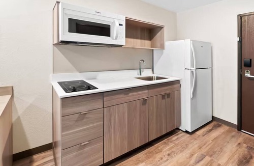 Greenville Hotel | Near Frankie’s Fun Park – Just 6 Km Away! 2 Units with Kitchen, Pets Are Welcome
