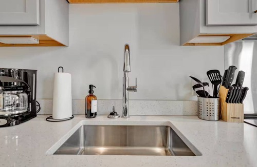 Downtown Louisville Apartment | Near Hospitals & DT ~ Cozy+Parking+W/D+Churchill