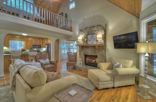 Walnut Mountain House | Nellie's Place- Quiet Mtn. Getaway with Scenic View, Wifi, & Community Pool Open
