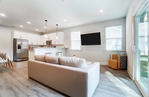 Oakdale House | New 4BR Home Near Uptown CLT + Sleeps 12 + Garage