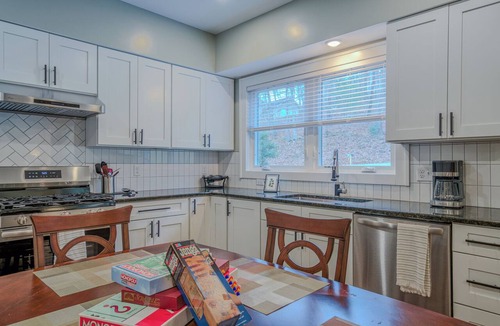 Asheville Cottage | New! Adorable Cottage 10 min to Downtown Asheville