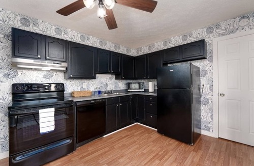 Williamstown House | NEW! ARK Family Retreat w/Game Room 3min to Ark!