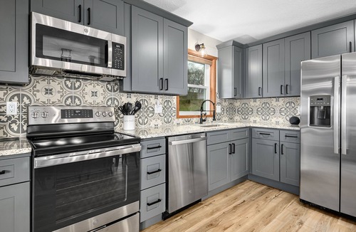 Clyde House | NEW Breathtaking Views, Hot tub and Arcade, in a Peaceful Mountain View Retreat
