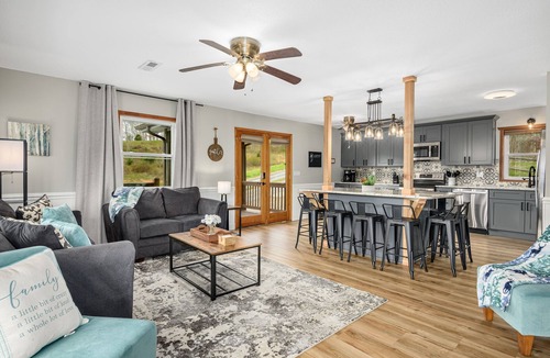Clyde House | NEW Breathtaking Views, Hot tub and Arcade, in a Peaceful Mountain View Retreat