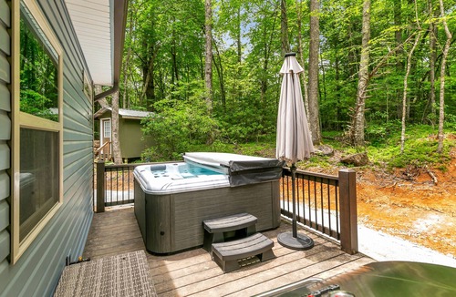 Brevard House | New Build House with Hot Tub/Kayaks near Private Lake