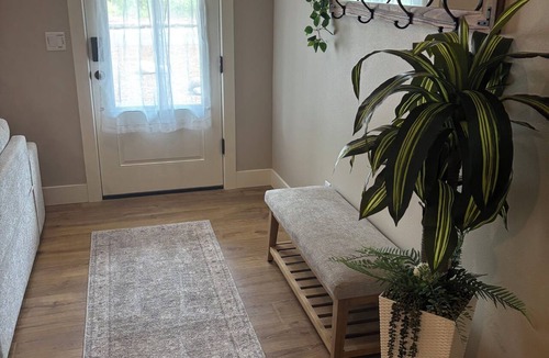 Blue River House | NEW Charming 2-bedroom house right across from McKenzie River