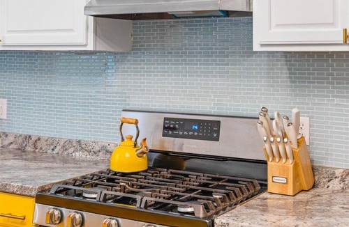Stanley Cottage | NEW Colorful Cottage + Hot Tub + Pets + 15 min to LAKE