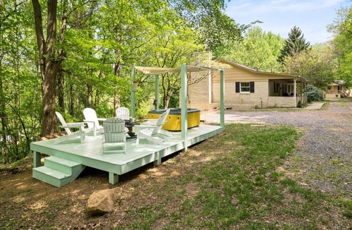 Stanley Cottage | NEW Colorful Cottage + Hot Tub + Pets + 15 min to LAKE