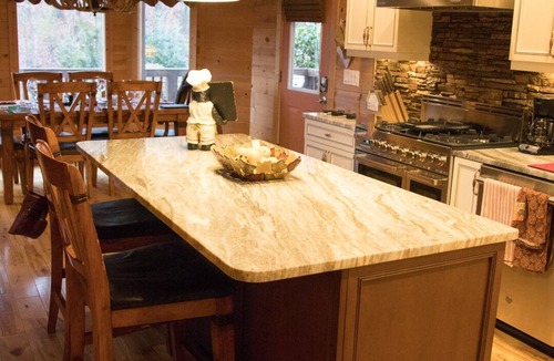 Hiawassee House | New Kitchen, EV charging, great reviews 3 levels, privacy2 fireplaces,hottub