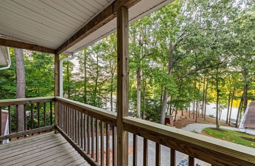 Bracey House | New! Lakefront, Dock, Lift, Kayaks, Game Room, Fire pit