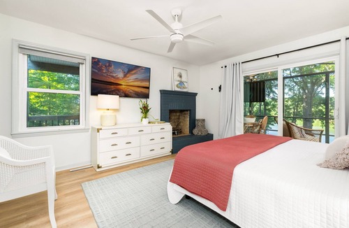 Bracey House | New! Lakefront, Dock, Lift, Kayaks, Game Room, Fire pit