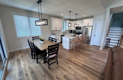 Williamstown House | NEW! Lakefront Getaway - Stunning Views - 7 Miles from The Ark
