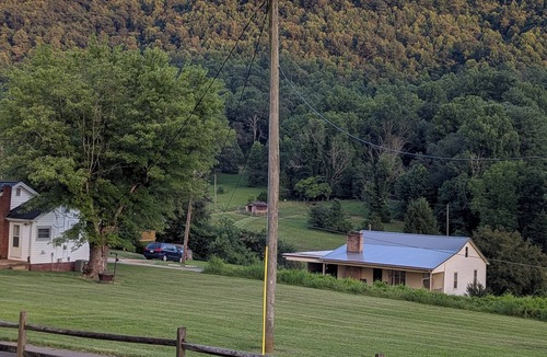 Lenoir Cabin | New listing Cozy 2/2 with distant mtn. views and only 15 min. from blowing rock.
