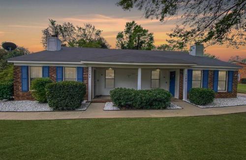 Evans House | NEW! Luxe Cottage with Big Backyard 10 Mi to Augusta