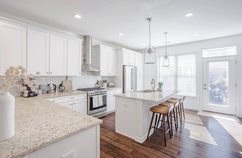 Mount Auburn House | New, Luxury 3B+Rooftop & Garage - 5 min to UC Hospital, Downtown