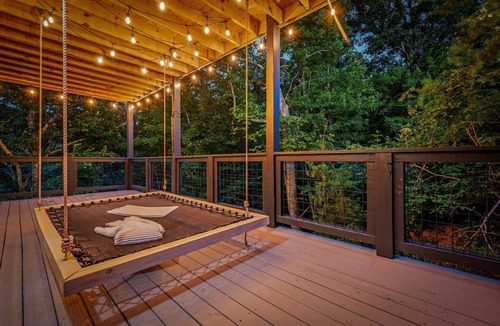 Wears Valley Cabin | NEW Modern. Mtn Views. Arcade. Hot Tub. Pool Table