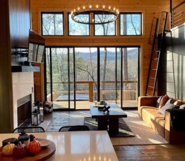 Cherry Log House | New Modern Treehaus with Views, Hot tub. 2-2 and loft
