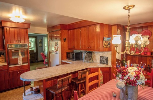 Crumpler House | New River Farmhouse | Classic Country Riverside Stay | Fishing & Views