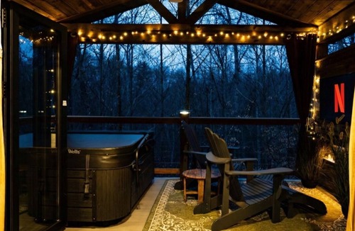 Wellington Cabin | New Romantic Adults Only Covered Hot Tub w/TV & FP