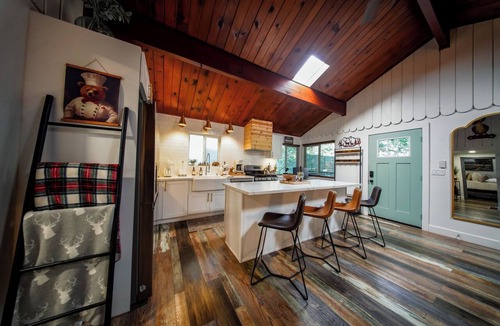 Crestline Cabin | NEW SPA, Deck, BBQ, Fire Pit, 3 Min to Lake