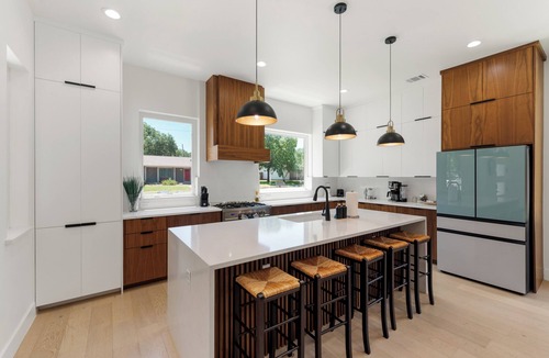 Highland House | New! Spacious 4BR. EV Charge. Central to Domain, DowntownUT. Sleeps 6. Parking