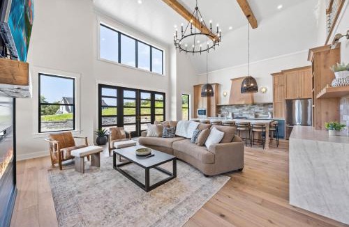 Clarkson House | NEW Spacious Clarkson Getaway w Games & Yard