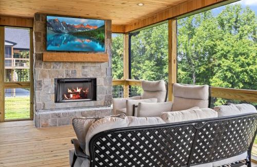 Clarkson House | NEW Spacious Clarkson Getaway w Games & Yard
