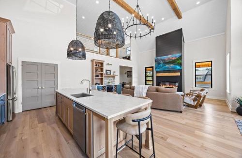 Clarkson House | NEW Spacious Clarkson Getaway w Games & Yard