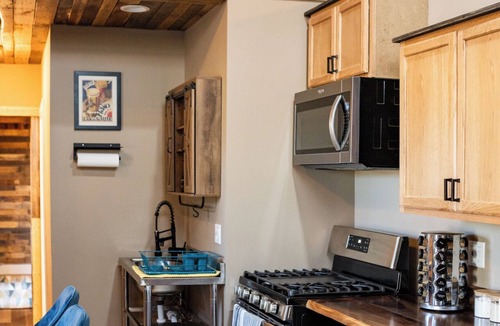 Franklin House | NEW Tiny Retreat: Modern Comfort & Mountain Charm