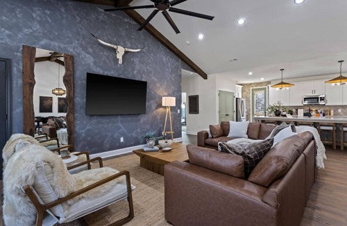 Greer House | New Urban Luxury 6B home with Pickle and BB court!