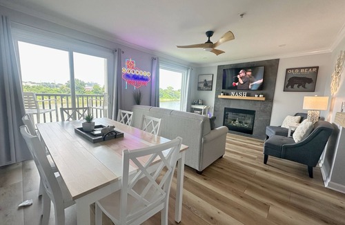 North Capitol Condo | NEWLY LISTED & Remodeled Condo, Pool, & Free Park .7 Mile to Broadway 🎶🪕🎻🍷👢